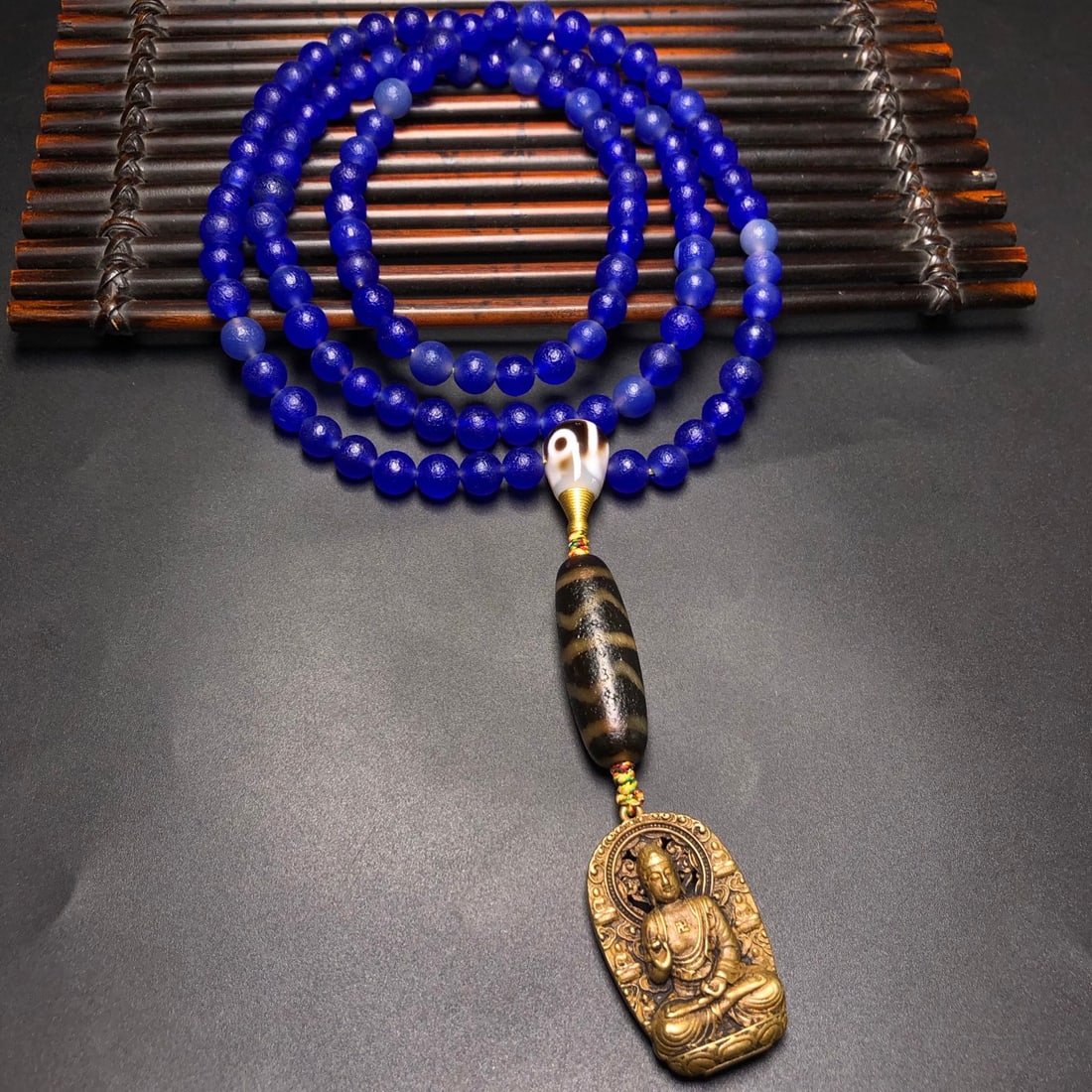 A Precious Dzi Bead Necklace: A Precious Dzi Bead Necklace,Size:1.5inx0.5in 天珠项链