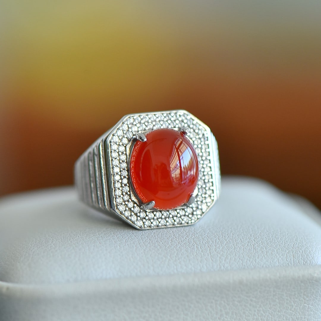 An Exquisite Sterling Silver Inlaid Agate Ring: An Exquisite Sterling Silver Inlaid Agate Ring,Size:0.4inx0.5in 纯银镶玛瑙戒指