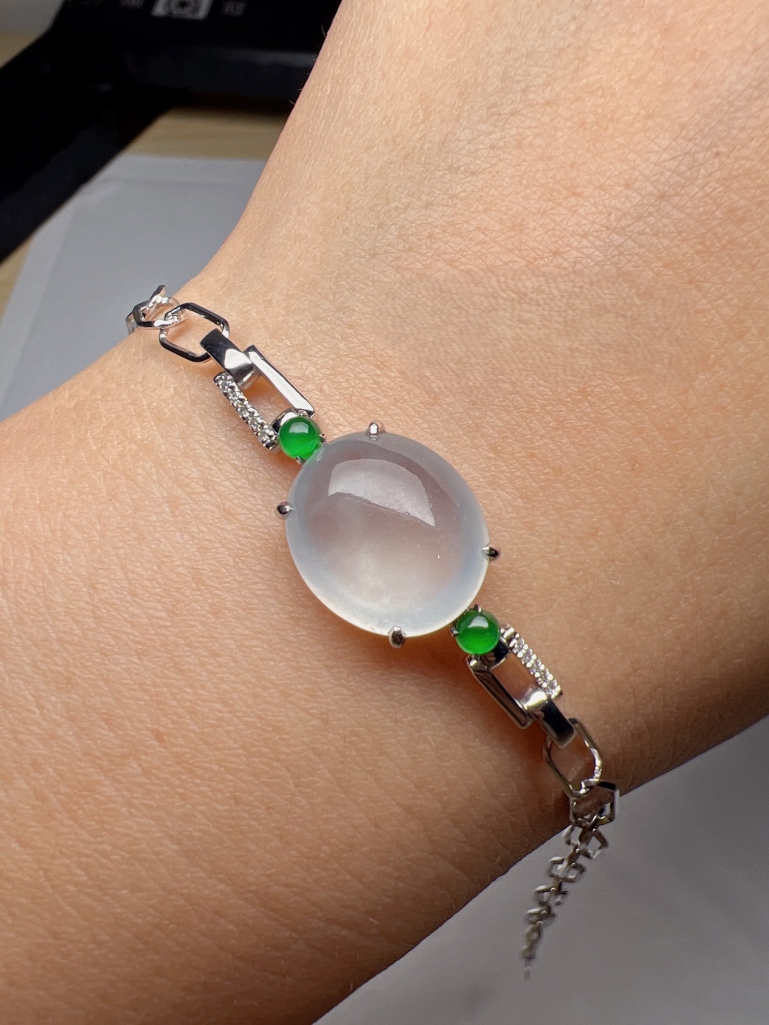 An Exquisite 18k Gold Diamond Inlaid Jadeite Bracelet: An Exquisite 18k Gold Diamond Inlaid Jadeite Bracelet,Size(Loose Stone):0.5inx0.4inx0.2in 18k金钻镶嵌翡翠手链