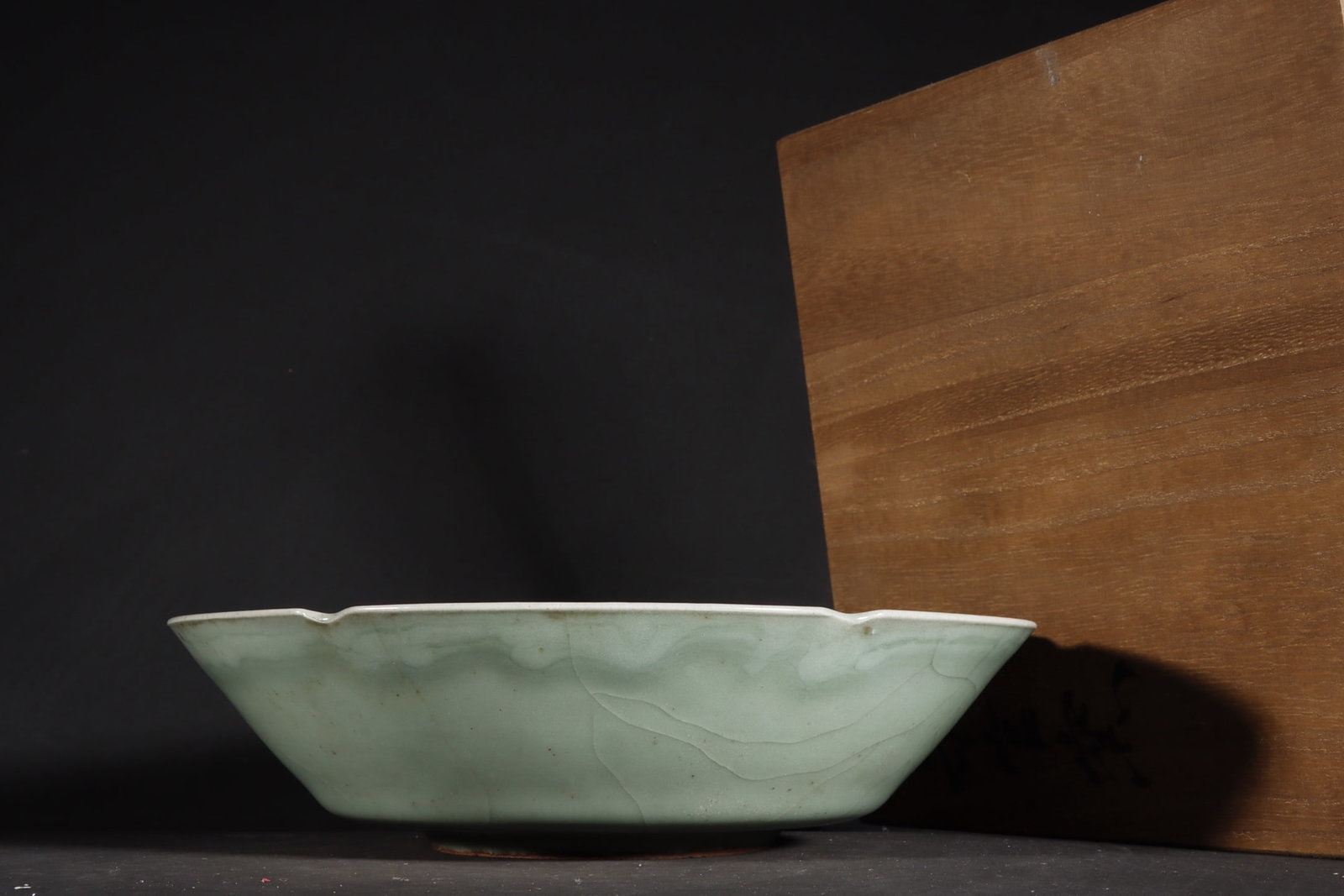 A Exquisite Guan Kiln Celadon Glazed Ice Crackle Pattern Brush Washer (1 of 9)