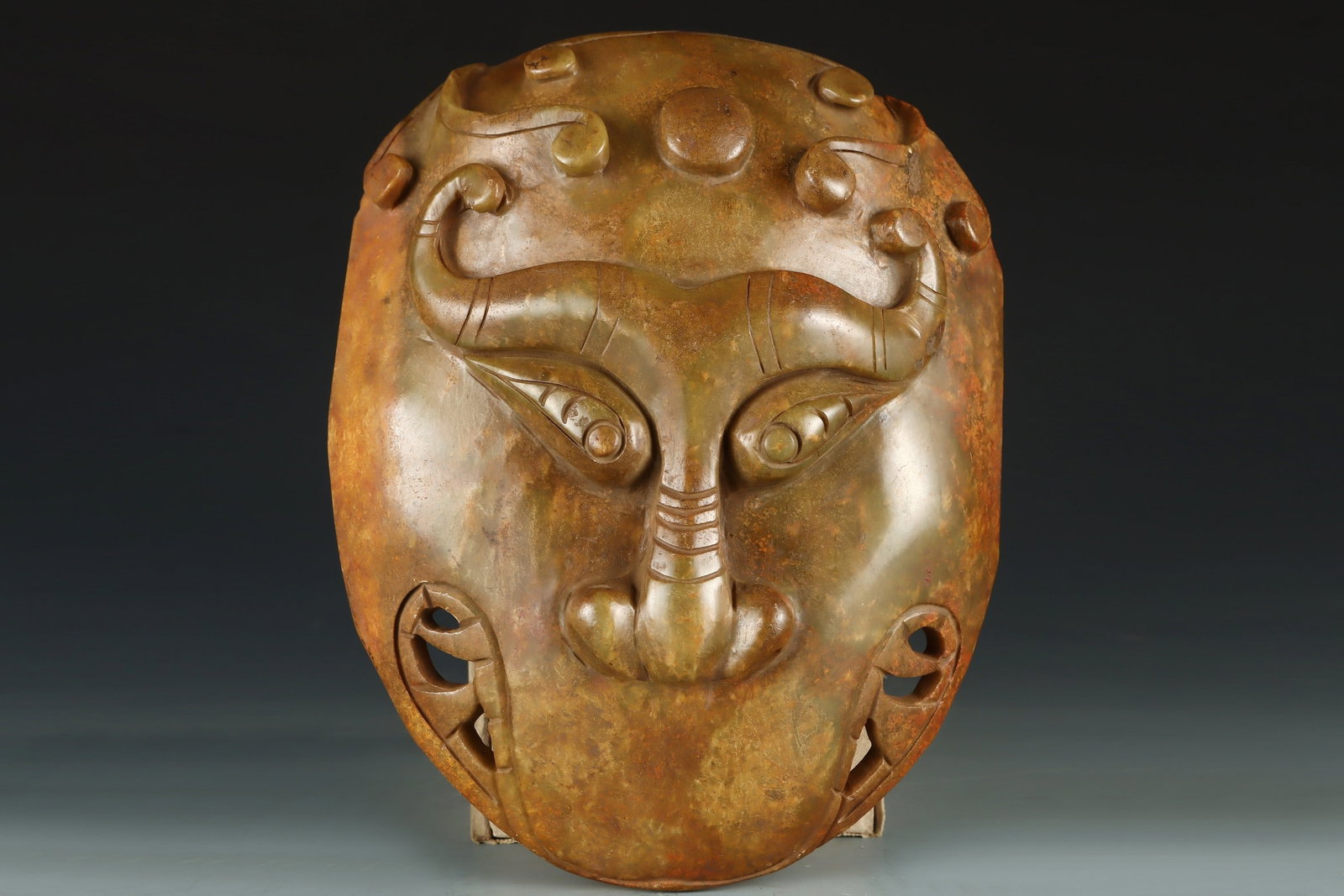 A Exquisite Hotan Jade Beast Mask: A Exquisite Hotan Jade Beast Mask,Han Dynasty, China,Size:8.7inx6.7in,Weight:1365g 和田玉兽面具,中国汉代