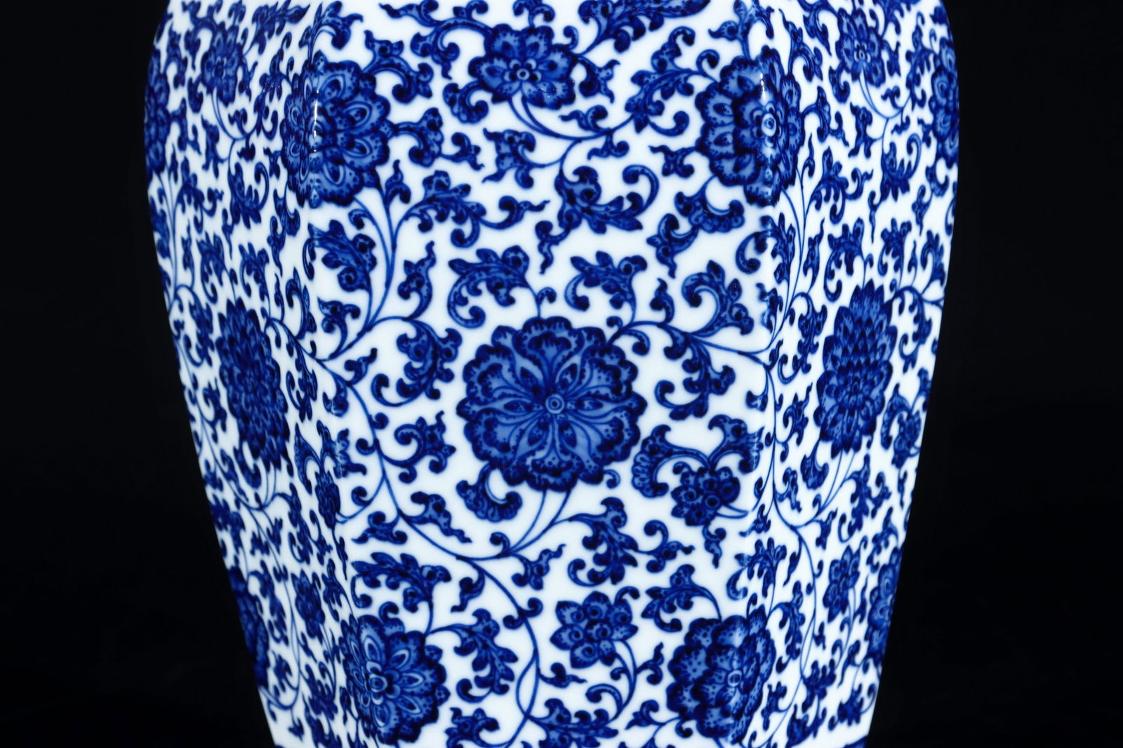 A Exquisite Blue and White Lotus Pattern Pattern Vase - 2