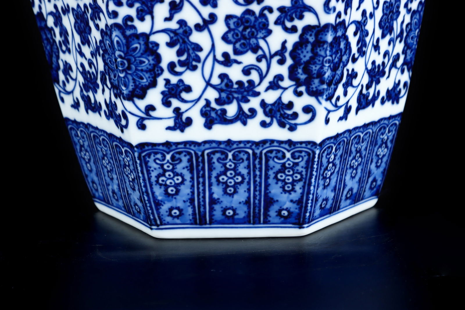 A Exquisite Blue and White Lotus Pattern Pattern Vase - 6