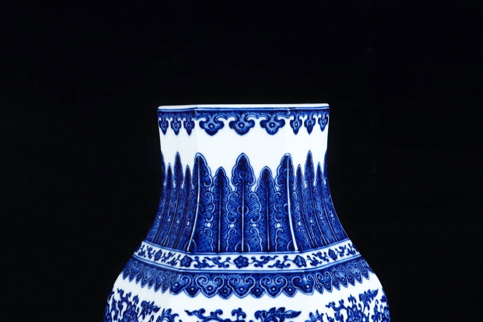 A Exquisite Blue and White Lotus Pattern Pattern Vase - 7