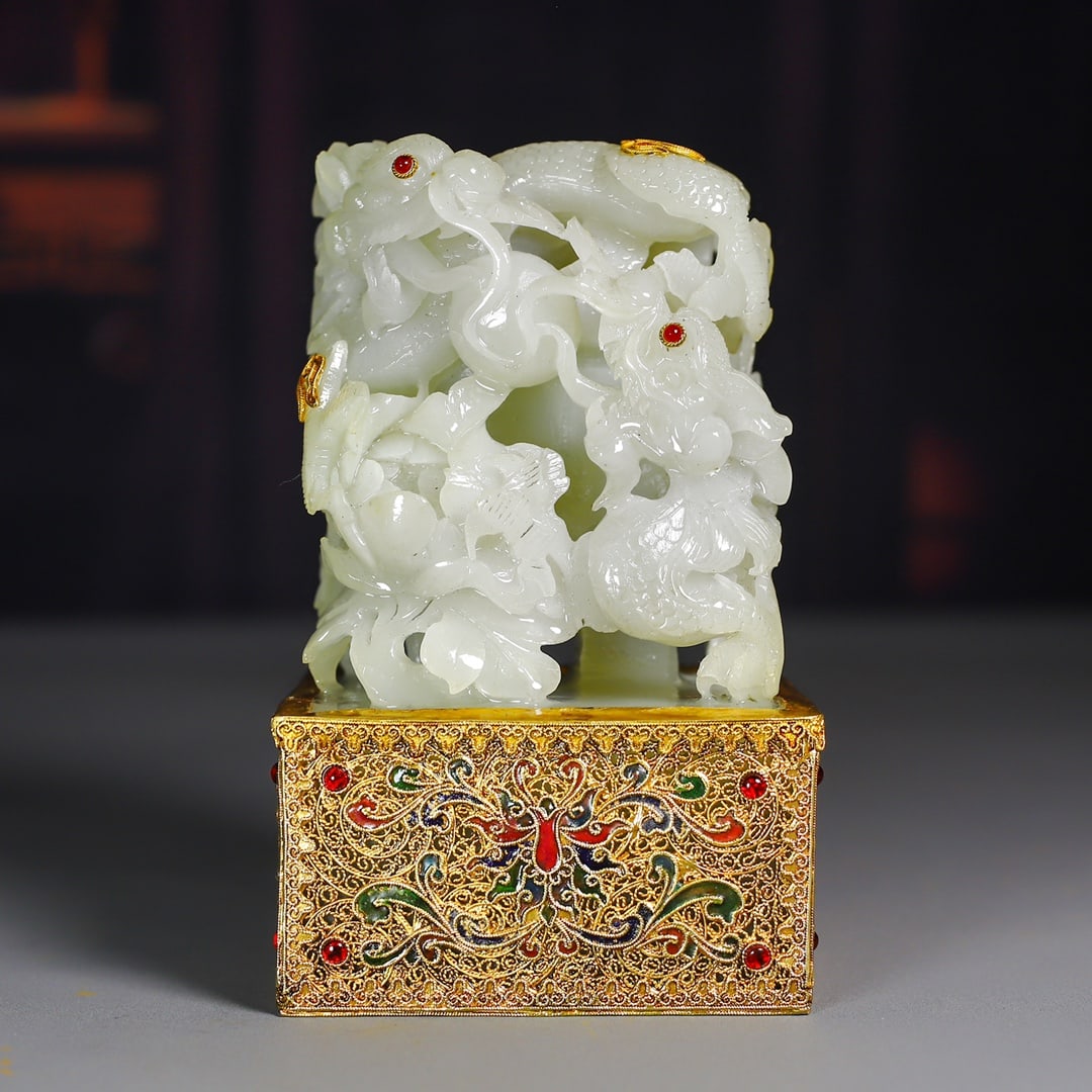 A Exquisite Hetian Jade Dragon Seal: A Exquisite Hetian Jade Dragon Seal,Qing Dynasty, China,Size:5.9inx3.4in,Weight:1733g 和田玉龙印章,中国清代