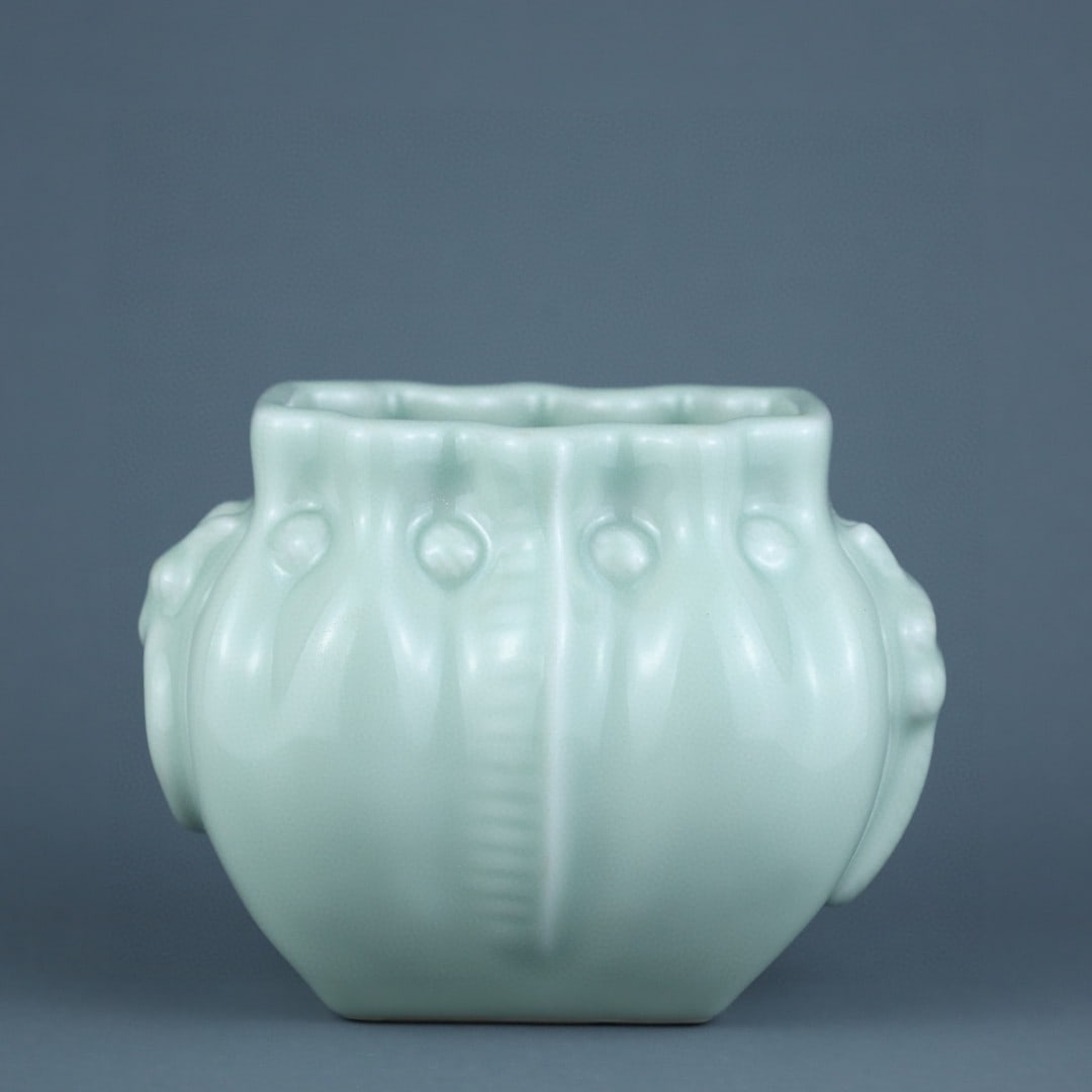 A Exquisite Pea-Green Glaze Jar: A Exquisite Pea-Green Glaze Jar,Qing Dynasty, China,Qianlong Six-character Mark,Size:3.9inx3.7inx5.2in 