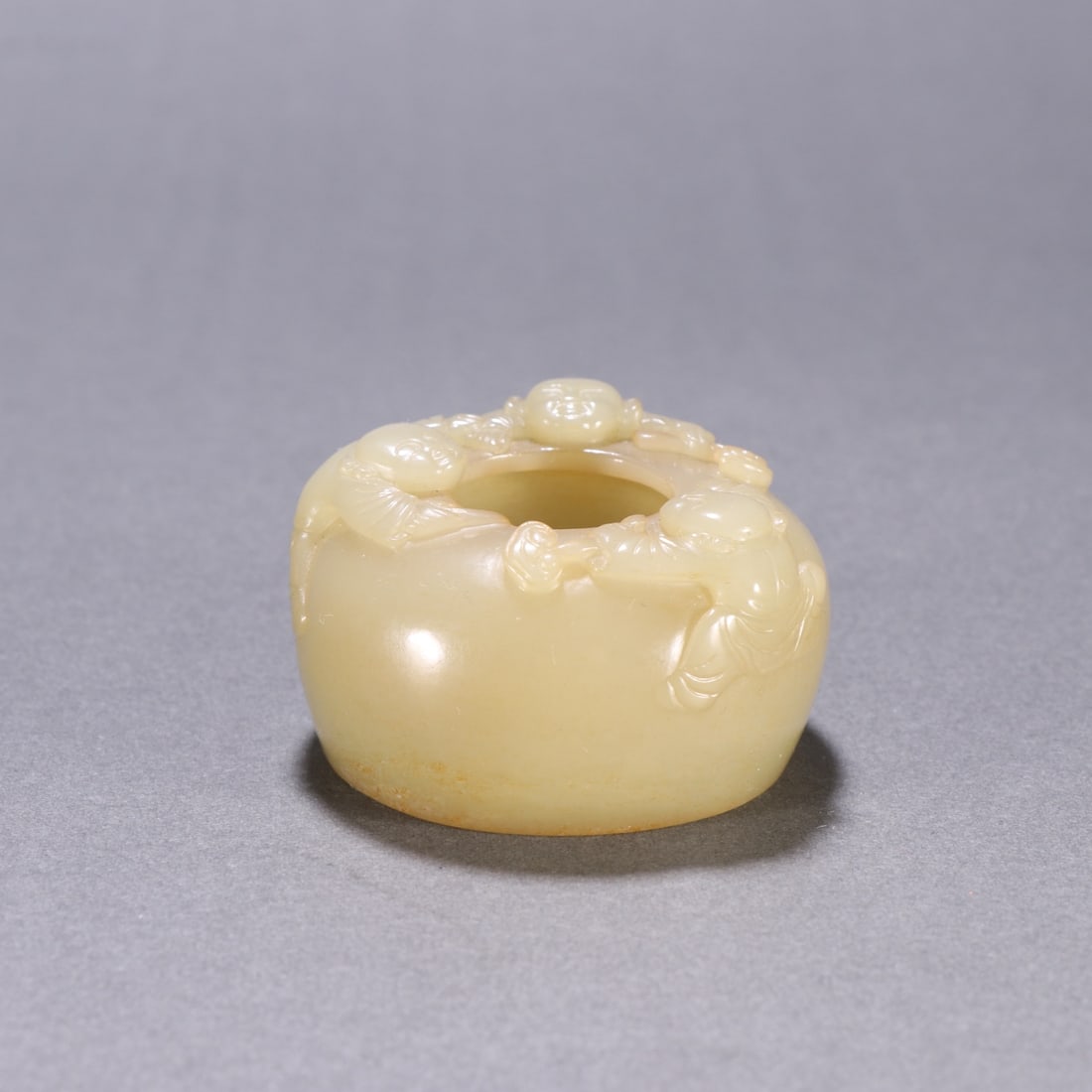 A Exquisite Hotan Jade Figures Pattern Water Pot: A Exquisite Hotan Jade Figures Pattern Water Pot,Qing Dynasty, China,Size:1.2inx2in,Weight:94.2g 和田玉人物纹水盂,中国清代