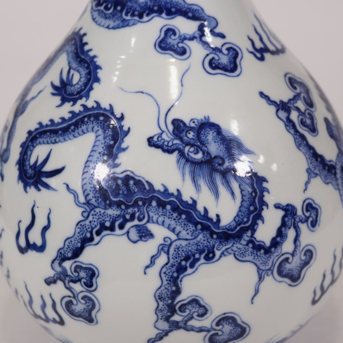 A Exquisite Blue and White Dragon Pattern Vase - 8