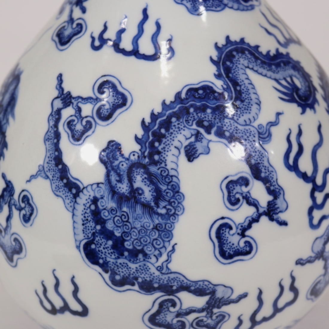 A Exquisite Blue and White Dragon Pattern Vase - 9