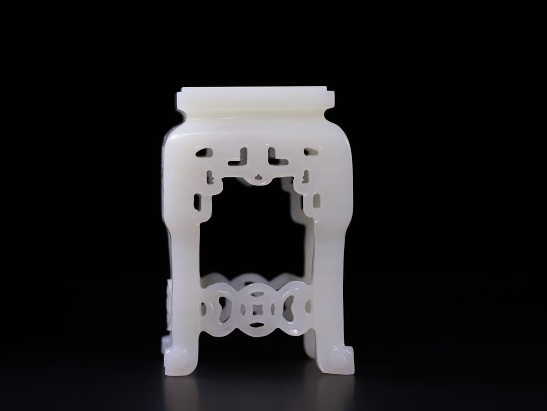 A Exquisite Hotan Jade Ornament: A Exquisite Hotan Jade Ornament,Qing Dynasty, China,Size:2.1inx1.7inx3.2in,Weight:122.2g 和田玉摆件,中国清代