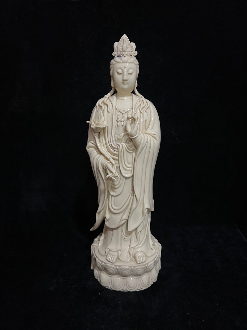 A Exquisite Blan De Chine Guanyin Ornament: A Exquisite Blan De Chine Guanyin Ornament,Ming Dynasty, China,With Mark,Size:19.7in 德化瓷观音摆件,中国明代,带款
