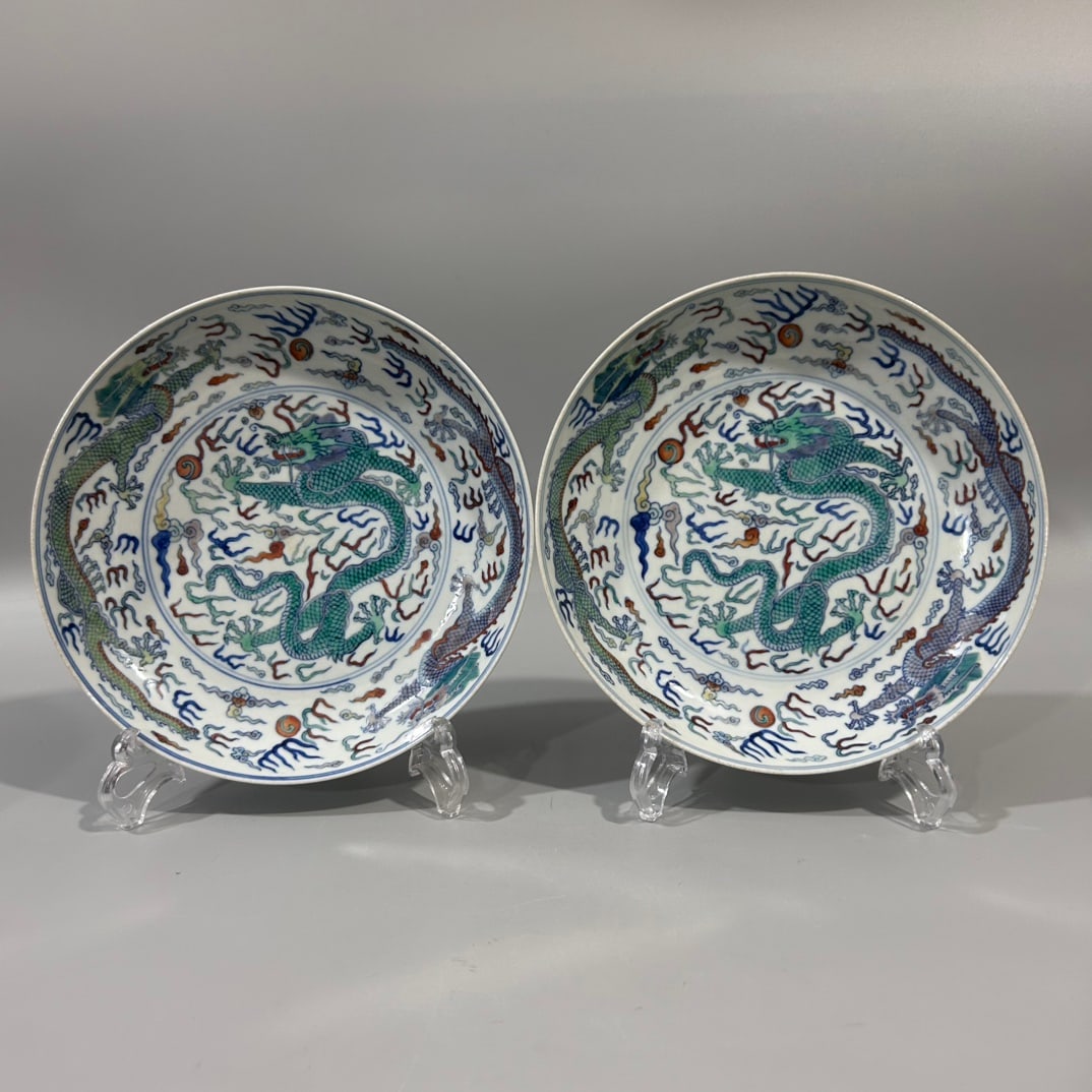 A pair of Exquisite Doucai Dragon Pattern Plate: A pair of Exquisite Doucai Dragon Pattern Plate,Qing Dynasty, China ,Qianlong Six-character Mark,Size:8.3inx1.7in 一对斗彩龙纹盘,中国清É