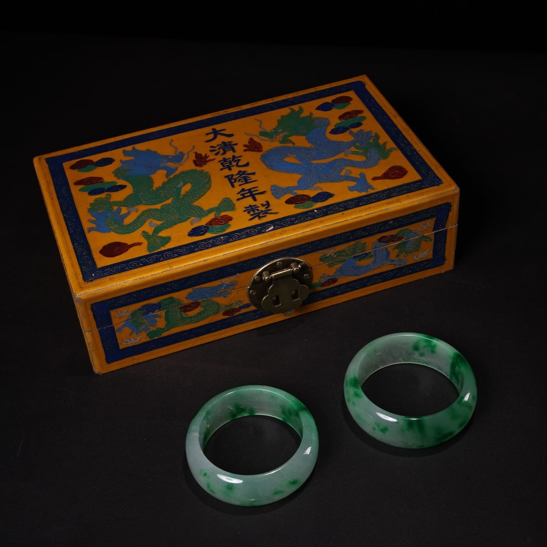 A pair of Exquisite Green Jade Bracelets: A pair of Exquisite Green Jade Bracelets,Qing Dynasty,China,Size:2.4in,Weight:92g 一对翠玉手镯,中国清代