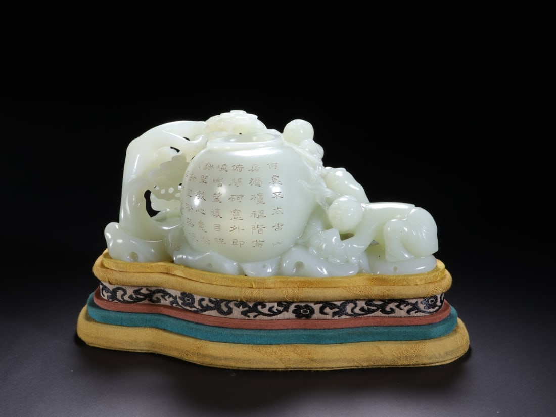A Exquisite Hotan Jade Figures Brush Washer Ornament: A Exquisite Hotan Jade Figures Brush Washer Ornament,Qing Dynasty, China,Qianlong Four-character Mark,Size:6.3inx3inx2.8in,Weight:660g 