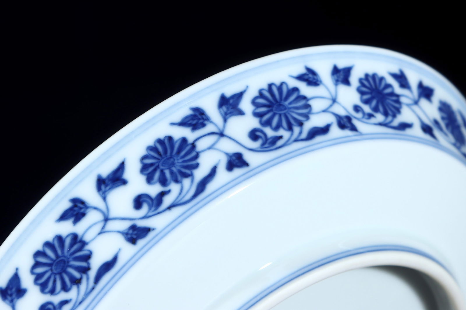 A Exquisite Blue and White Lotus Pattern Pattern Plate - 3