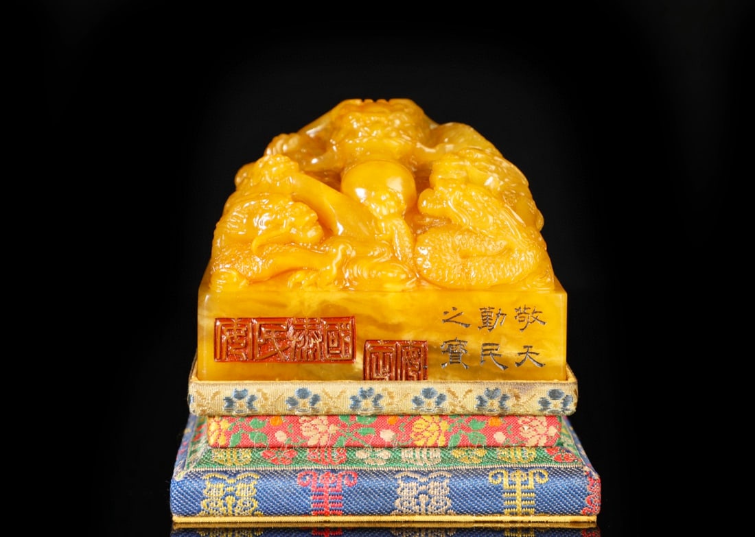 A Exquisite Tianhuang Stone Dragon Seal: A Exquisite Tianhuang Stone Dragon Seal,Qing Dynasty, China,With Mark,Size:7x10x3.9in,Weight:1290g 