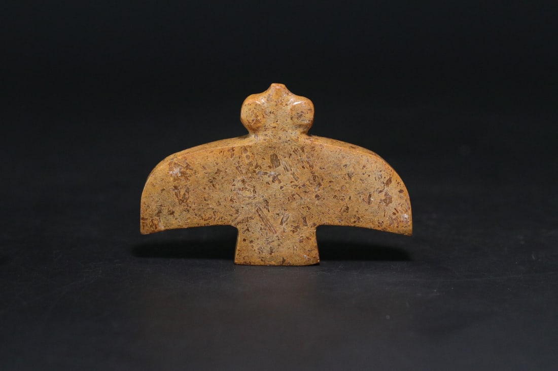 A Exquisite Gaogu Jade Bird Pattern Ornament: A Exquisite Gaogu Jade Bird Pattern Ornament,Ancient Time, China,Size:2.4inx1.7inx0.3in,Weight:28.8g 高古玉鸟摆件,远古时期