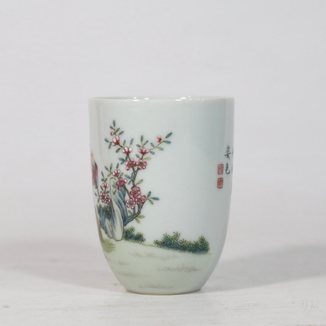 A Exquisite Famille-Rose Figures Pattern Cup - 2