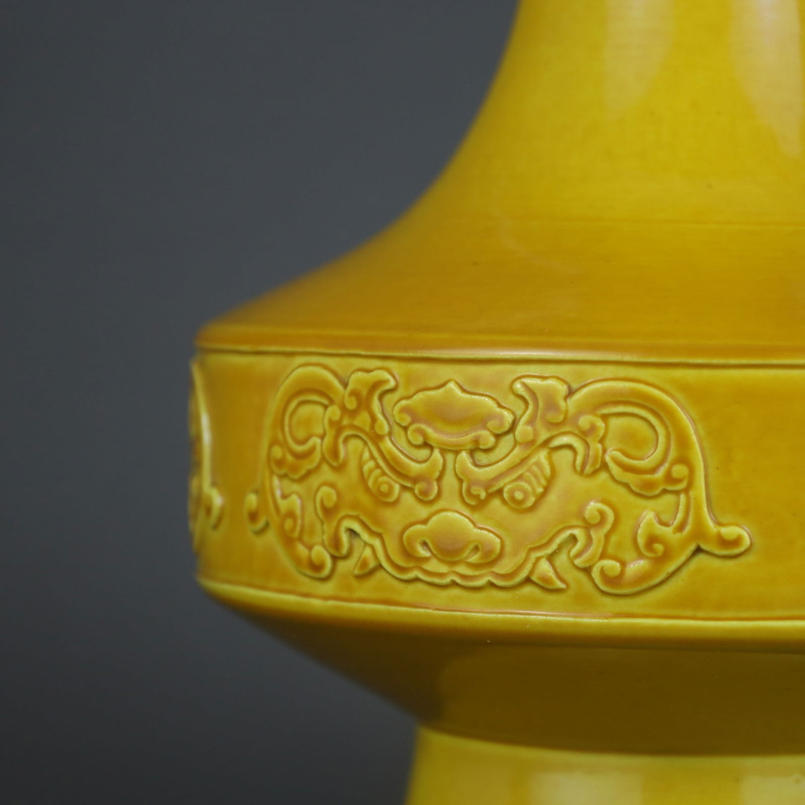 A Exquisite Yellow Glazed Flower Pattern Vase - 4