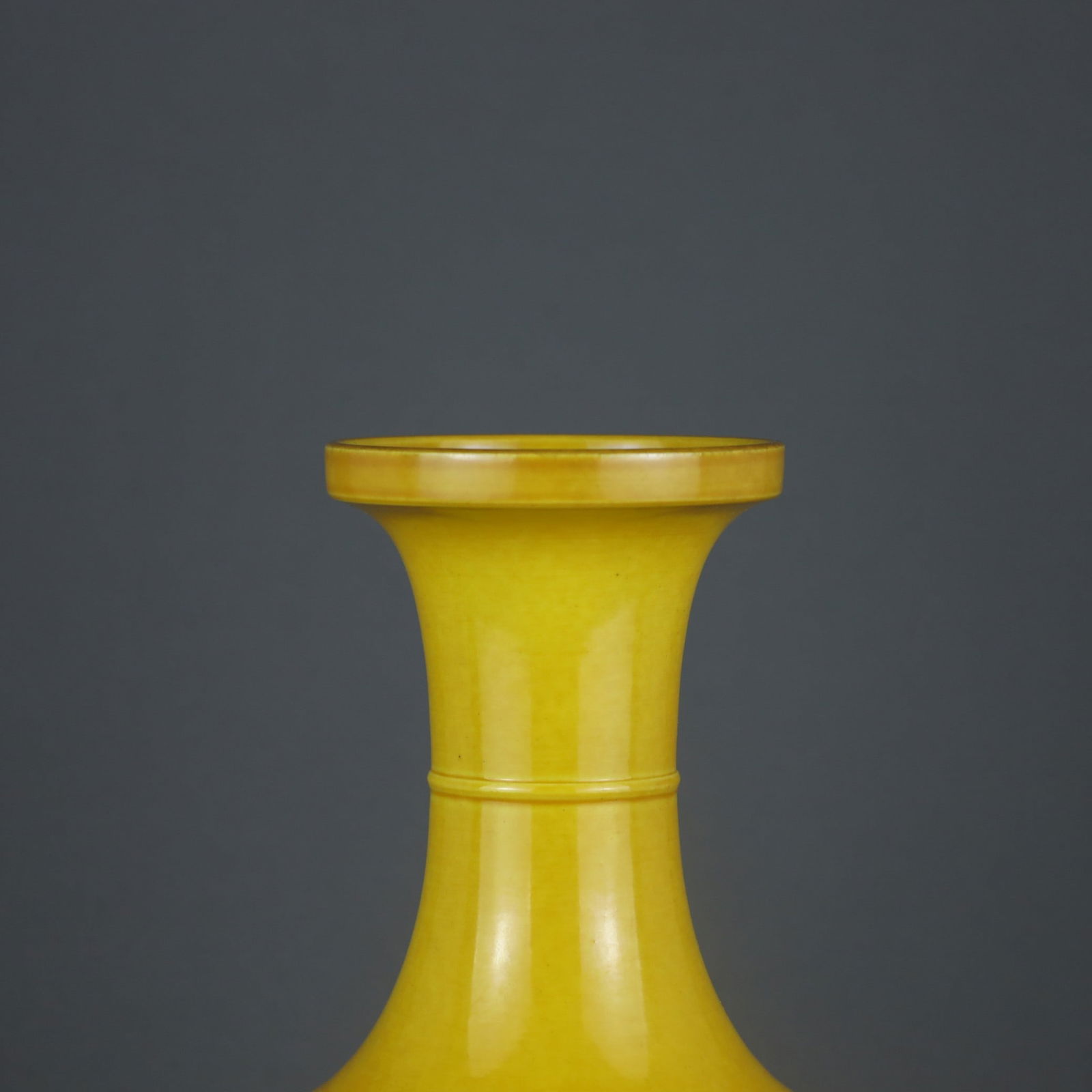 A Exquisite Yellow Glazed Flower Pattern Vase - 7