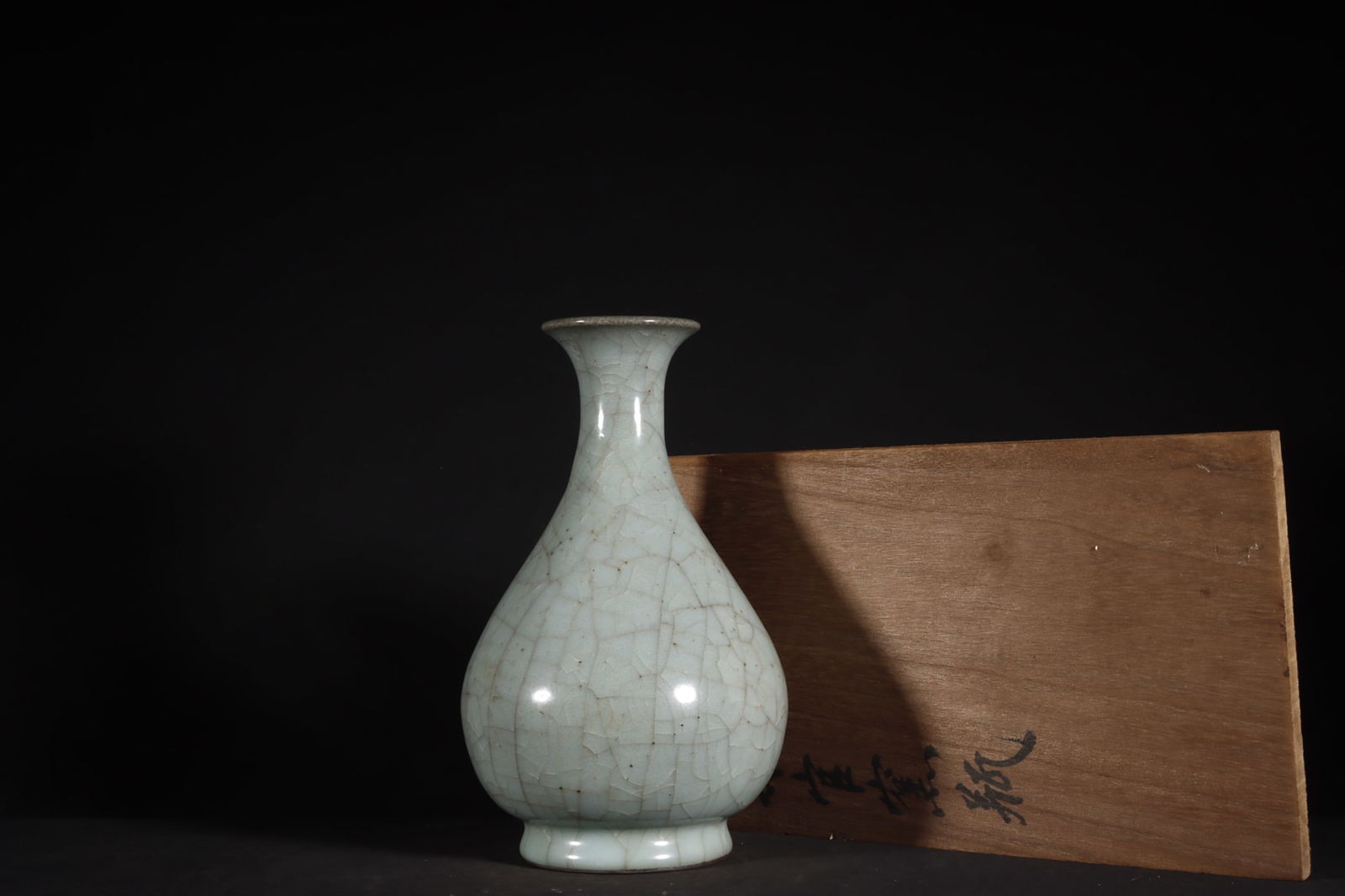 A Exquisite Guan Kiln Celadon Glazed Ice Crackle Pattern Vase (1 of 9)