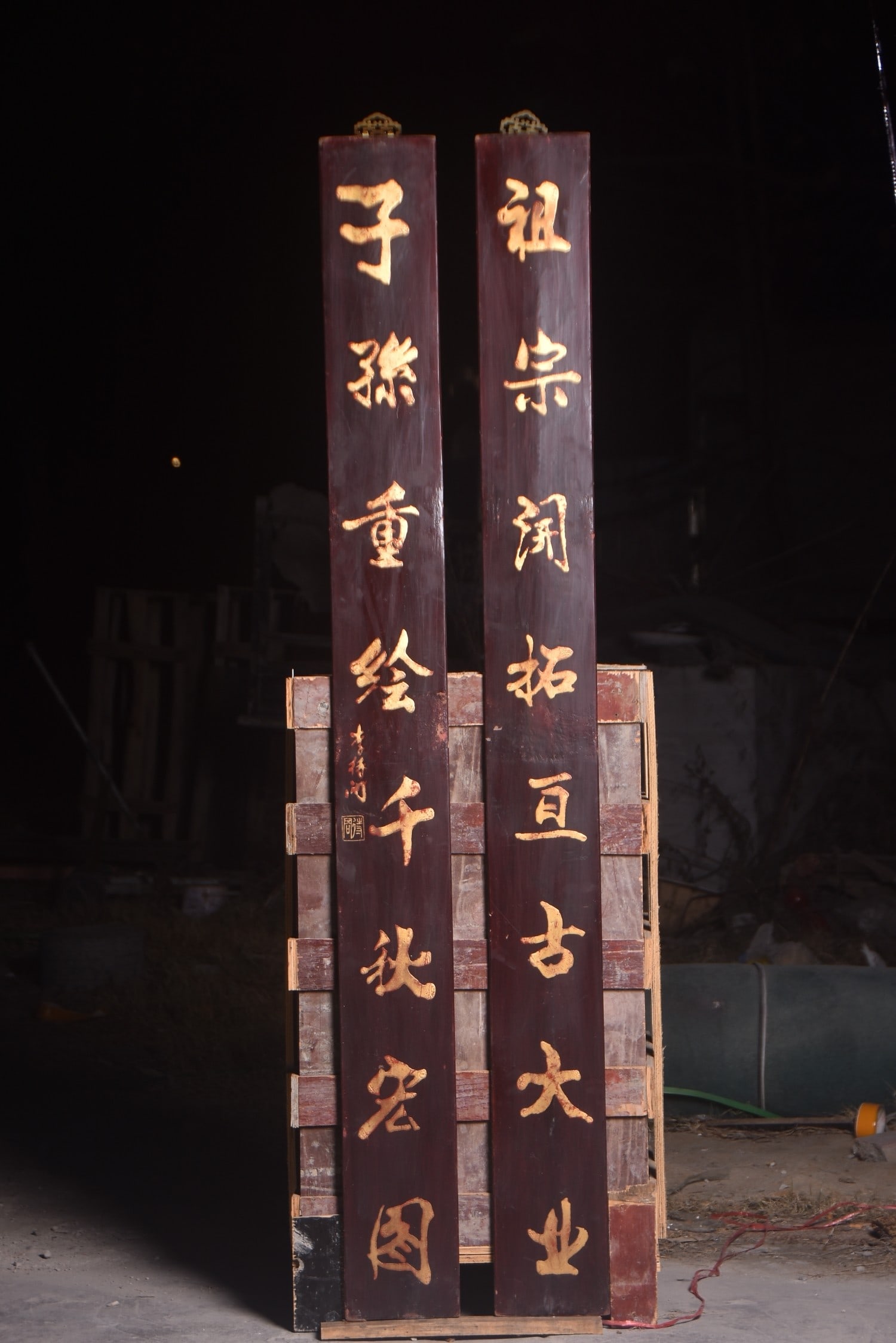 A Exquisite Li dai wen Mark Couplet Plaque: A Exquisite Li dai wen Mark Couplet Plaque,Ming Dynasty, China,Size:73.2inx7.1in 李待问款对联牌匾,中国明代