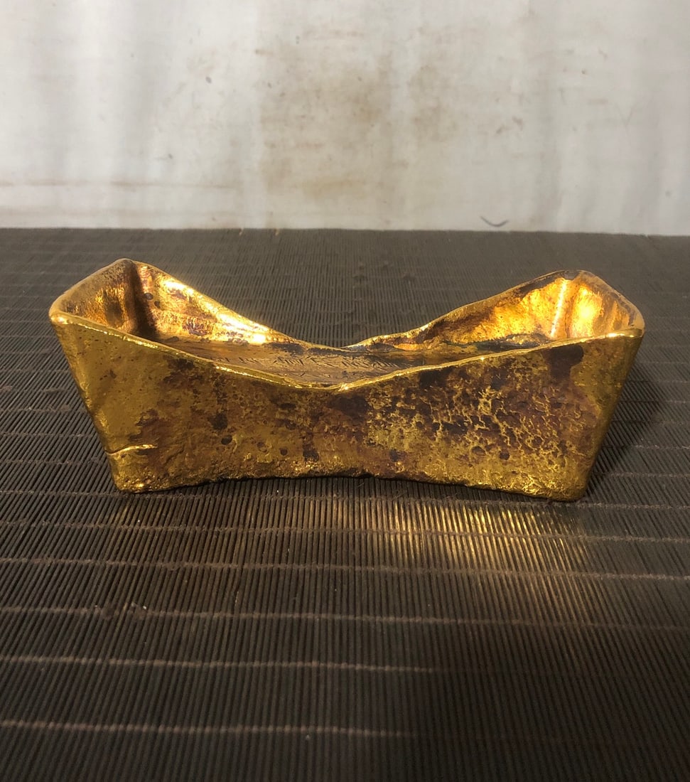 A Exquisite Gilt Bronze Gold Sycee: A Exquisite Gilt Bronze Gold Sycee,Qing Dynasty, China,Size:6.9inx3.3inx2.6in,Weight:1853g 铜鎏金元宝,中国清代