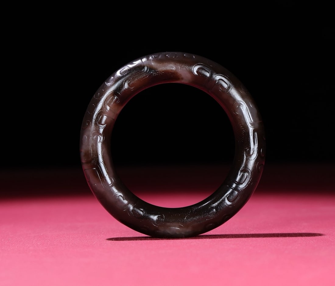 A Exquisite Agate Bracelets: A Exquisite Agate Bracelets,Han Dynasty,China,Size:0.6inx0.5in,Weight:83g 玛瑙镯子,中国汉代