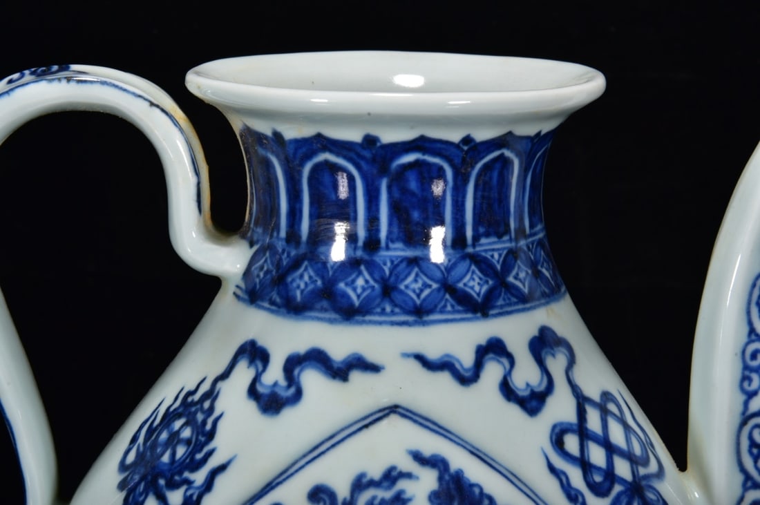 A Rare Blue and White Double Phoenix Pattern Ewer - 5