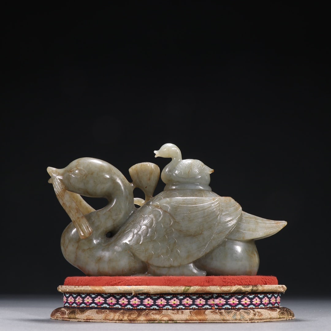 A Exquisite Hotan Jade Duck Ornament: A Exquisite Hotan Jade Duck Ornament,Qing Dynasty, China,Size:4.3inx7.1in,Weight:979.2g 和田玉鸭摆件,中国清代