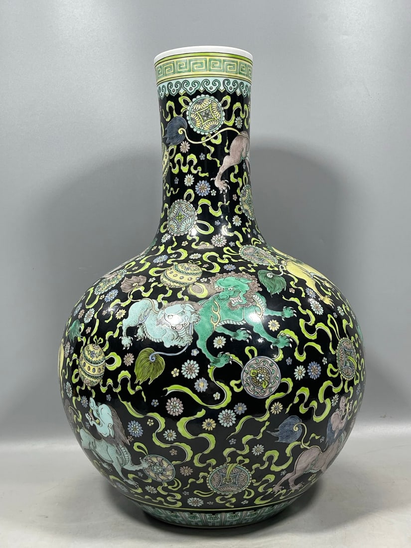 Black Ground Green Color Lion Pattern Vase - 2