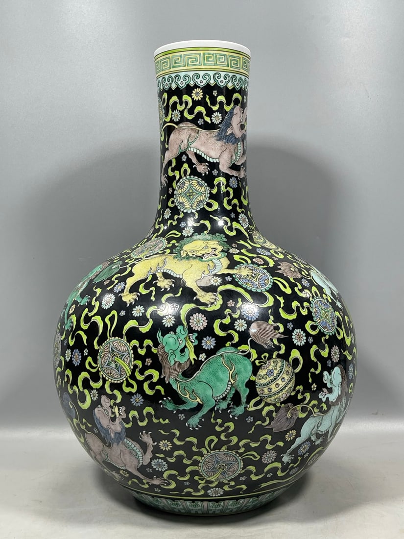 Black Ground Green Color Lion Pattern Vase - 3