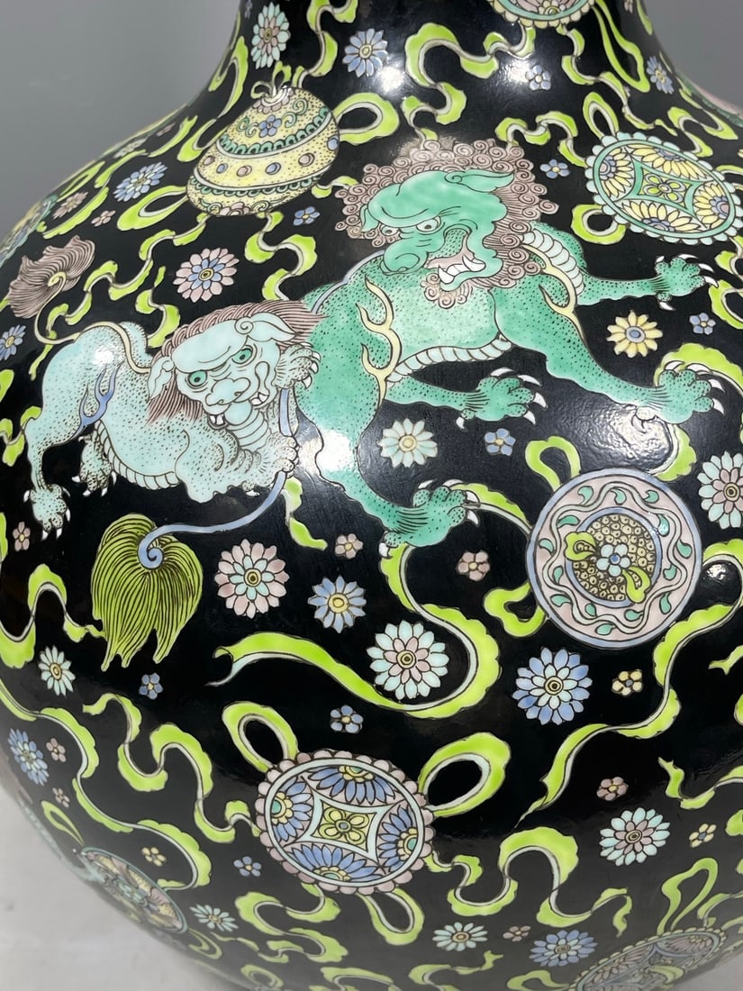 Black Ground Green Color Lion Pattern Vase - 6