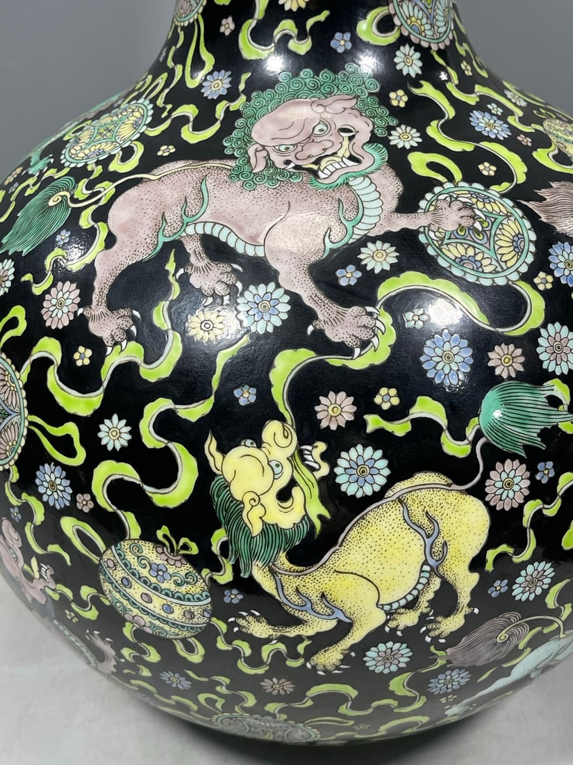 Black Ground Green Color Lion Pattern Vase - 7