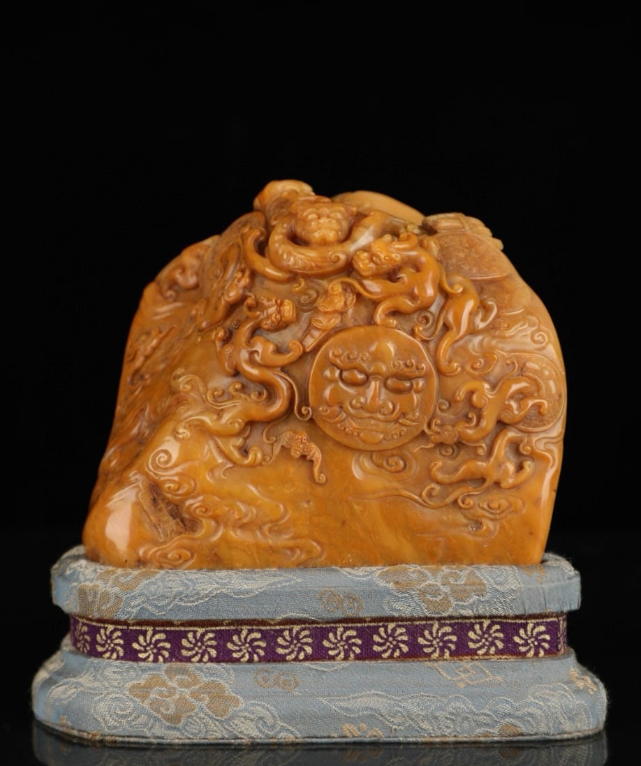 A Exquisite Tianhuang Stone Dragon Pattern Ornament: A Exquisite Tianhuang Stone Dragon Pattern Ornament,Qing Dynasty, China,With Mark,Size:13.5x6x4.9in,Weight:1566g 