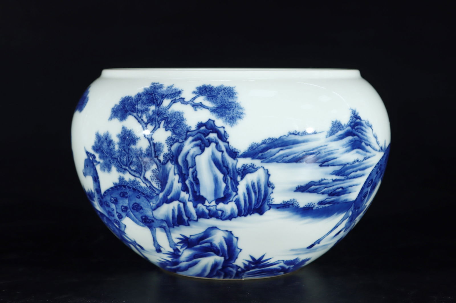 A Exquisite Blue and White Pine and Deer Pattern Brush Washer
