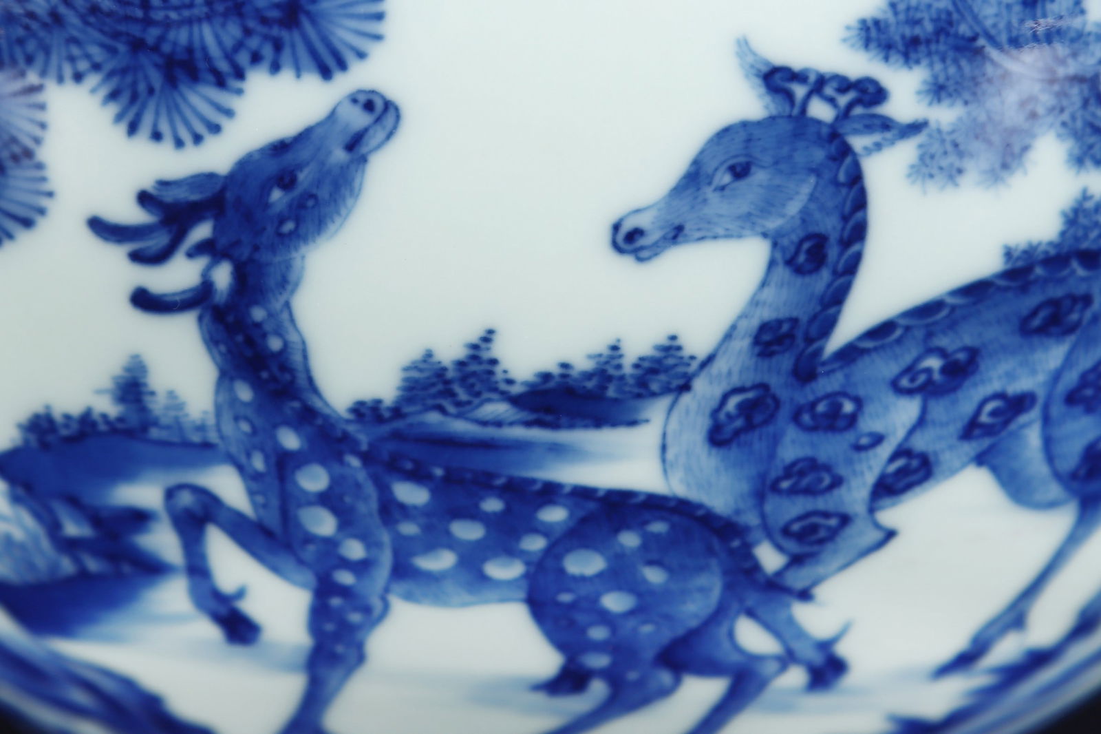 A Exquisite Blue and White Pine and Deer Pattern Brush Washer - 2