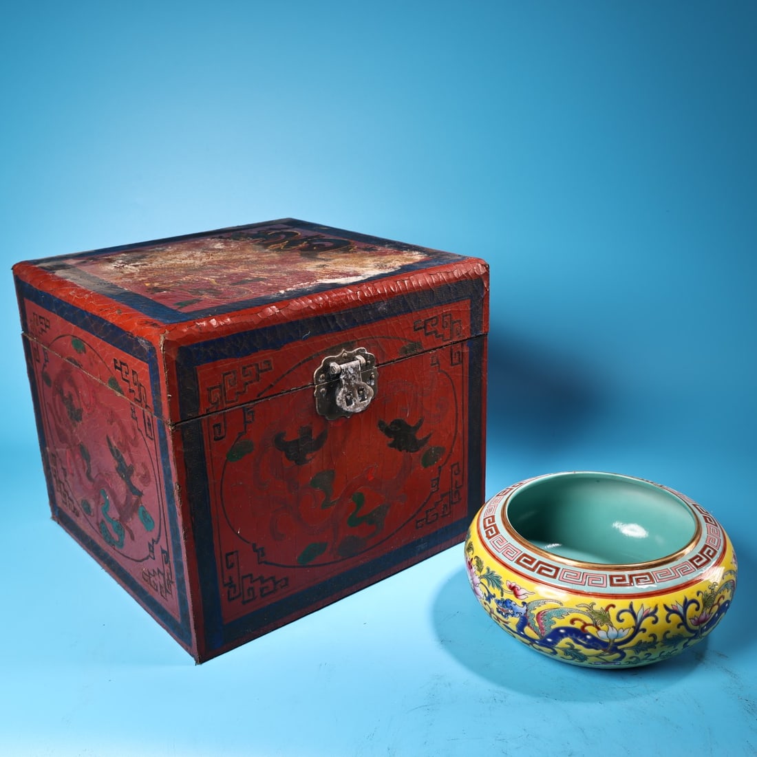 A Exquisite Famille-Rose Gilt Dragon Pattern Brush Washer: A Exquisite Famille-Rose Gilt Dragon Pattern Brush Washer,Qing Dynasty,China,Yongzheng Six-character Mark,Size:3inx5.9in,Weight:460g 粉彩鎏金龙纹笔洗,&#