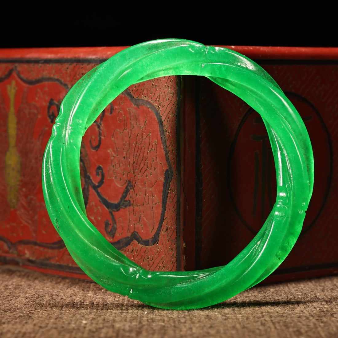 A Exquisite Jadeite Bracelets: A Exquisite Jadeite Bracelets,Qing Dynasty,China,Size:2.4in,Weight:75g 翡翠手镯,中国清代