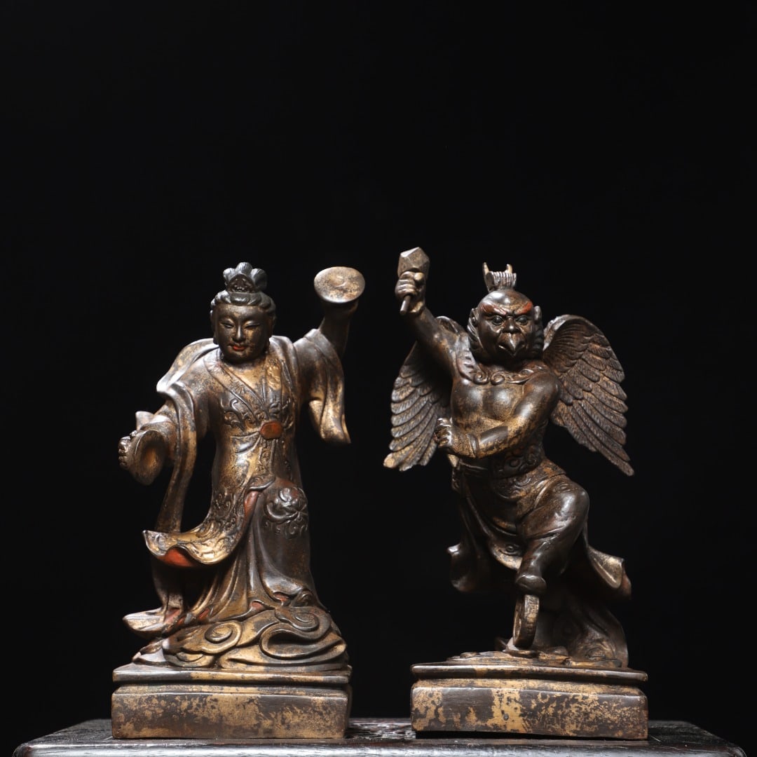 A pair of Exquisite Gold Overlaid Bronze Buddha Statue Ornament: A pair of Exquisite Gold Overlaid Bronze Buddha Statue Ornament,Qing Dynasty, China,Size:30x14x5.1in,Weight:6350g 