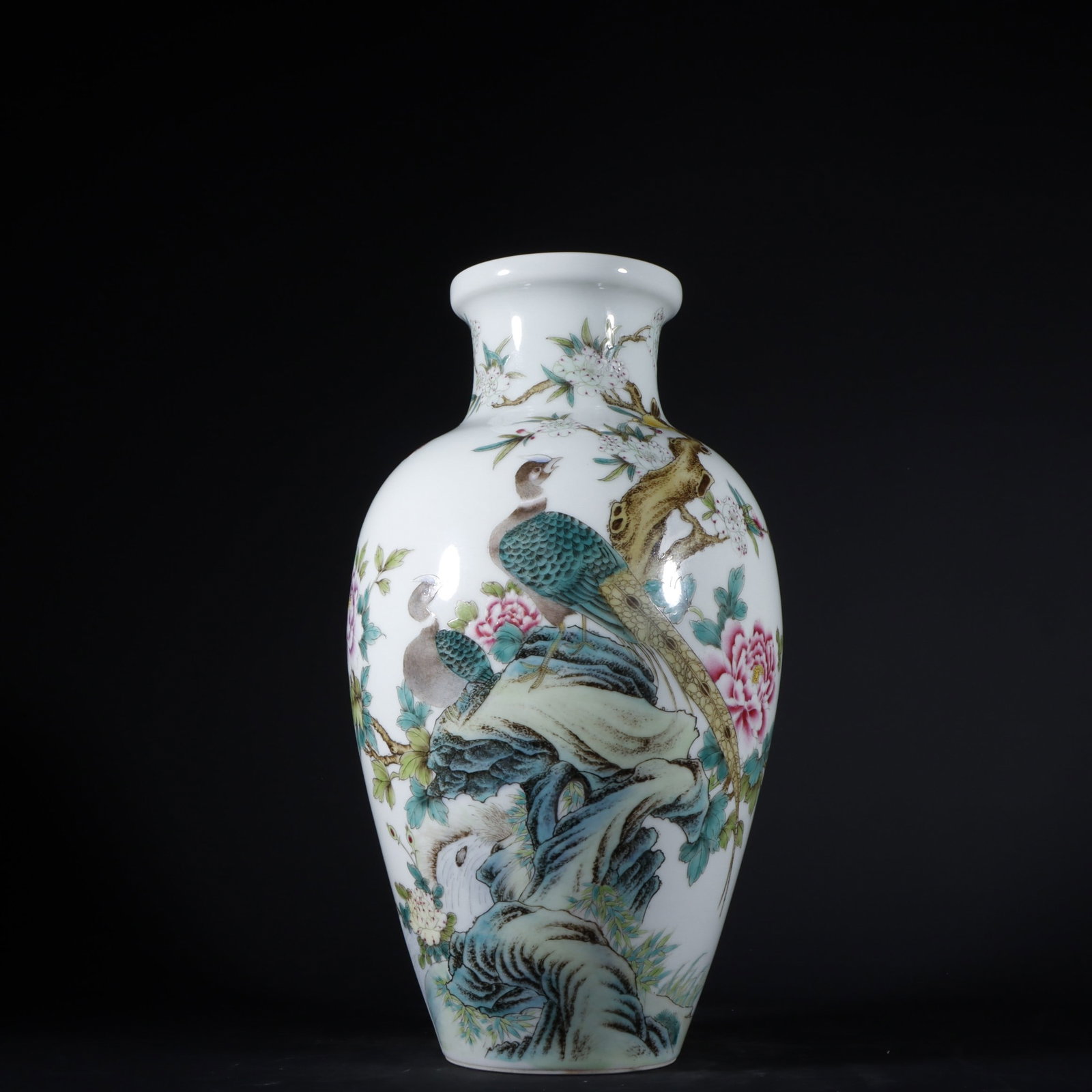 A Exquisite Famille-Rose Flower and Bird Pattern Vase: A Exquisite Famille-Rose Flower and Bird Pattern Vase,Qing Dynasty,China,Jiaqing Six-character Mark,Size:13inx7.5in 
