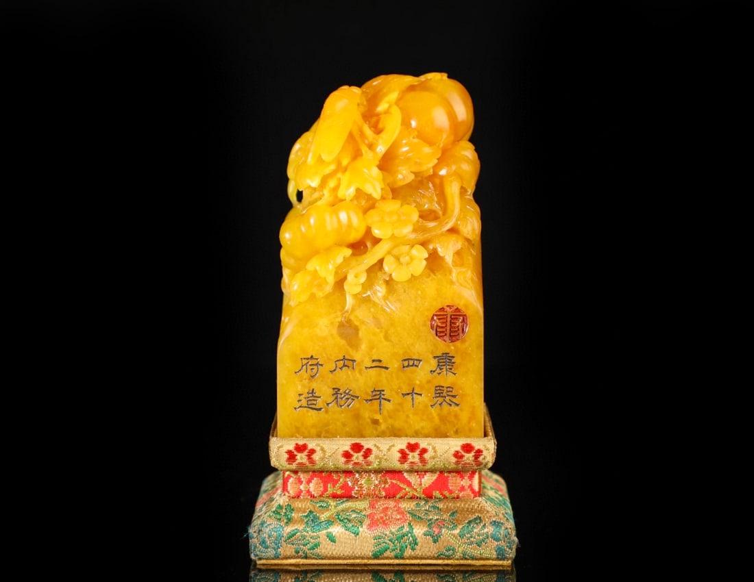 A Exquisite Tianhuang Stone fruits and melons Seal: A Exquisite Tianhuang Stone fruits and melons Seal,Qing Dynasty, China,With Mark,Size:11x6x2.4in,Weight:826g 