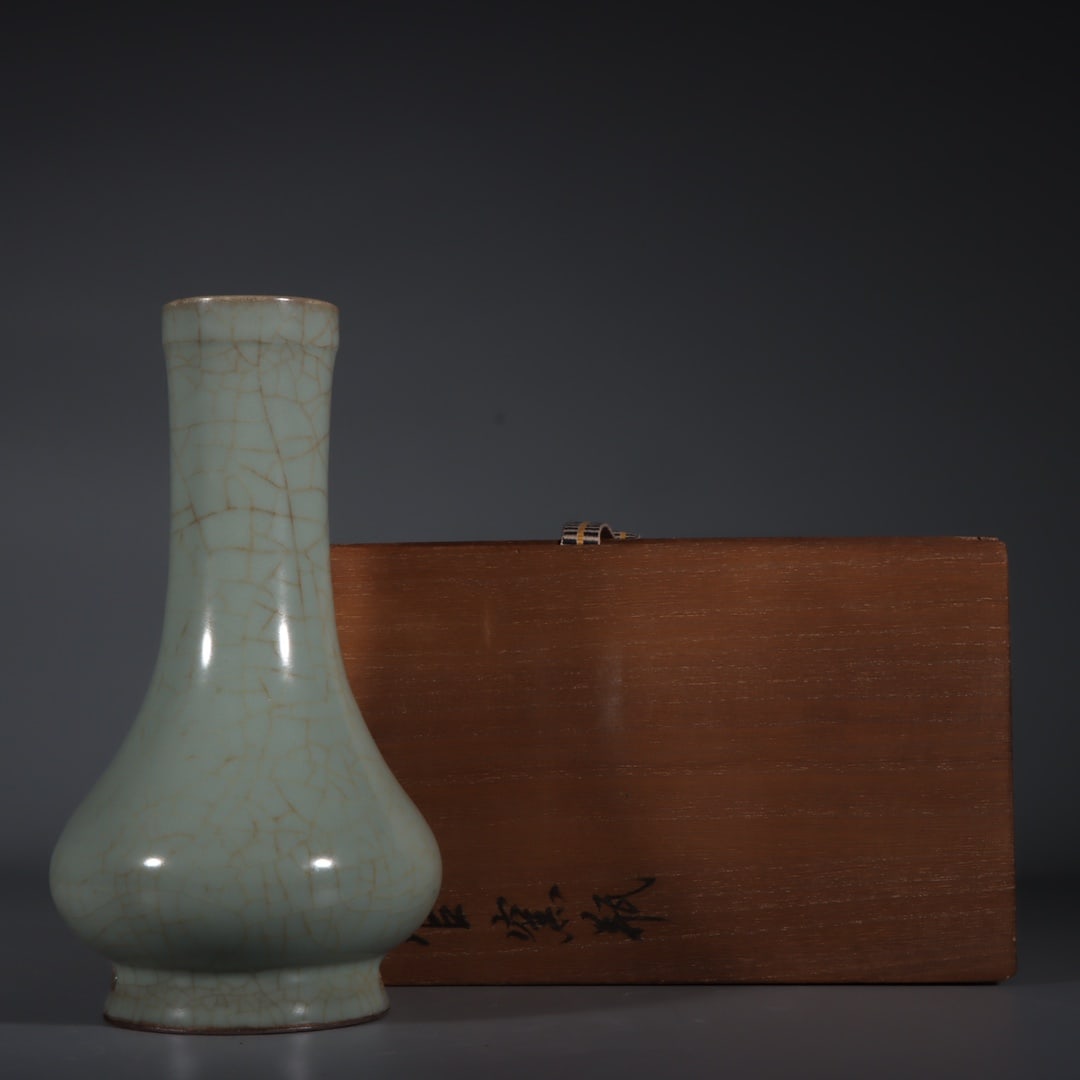 A Exquisite Guan yao Celadon Glzed Vase: A Exquisite Guan yao Celadon Glzed Vase,Song Dynasty,China,Size:8.2inx2inx4.7inx3.3in 官窑青釉瓶,中国宋代