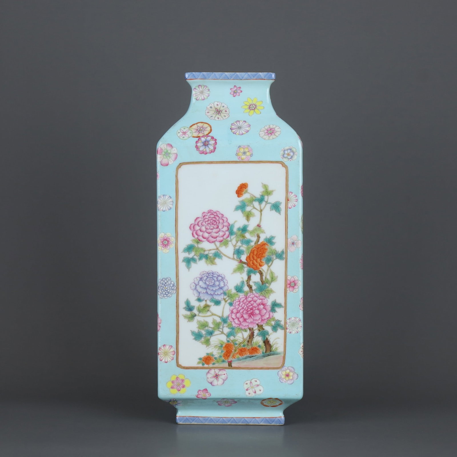A Exquisite Turquoise-Glazed Famille-Rose Flower Pattern Vase: A Exquisite Turquoise-Glazed Famille-Rose Flower Pattern Vase,Qing Dynasty, China,Yongzheng Four-character Mark,Size:10.7inx4.3in 松石绿地粉彩花卉ಬ