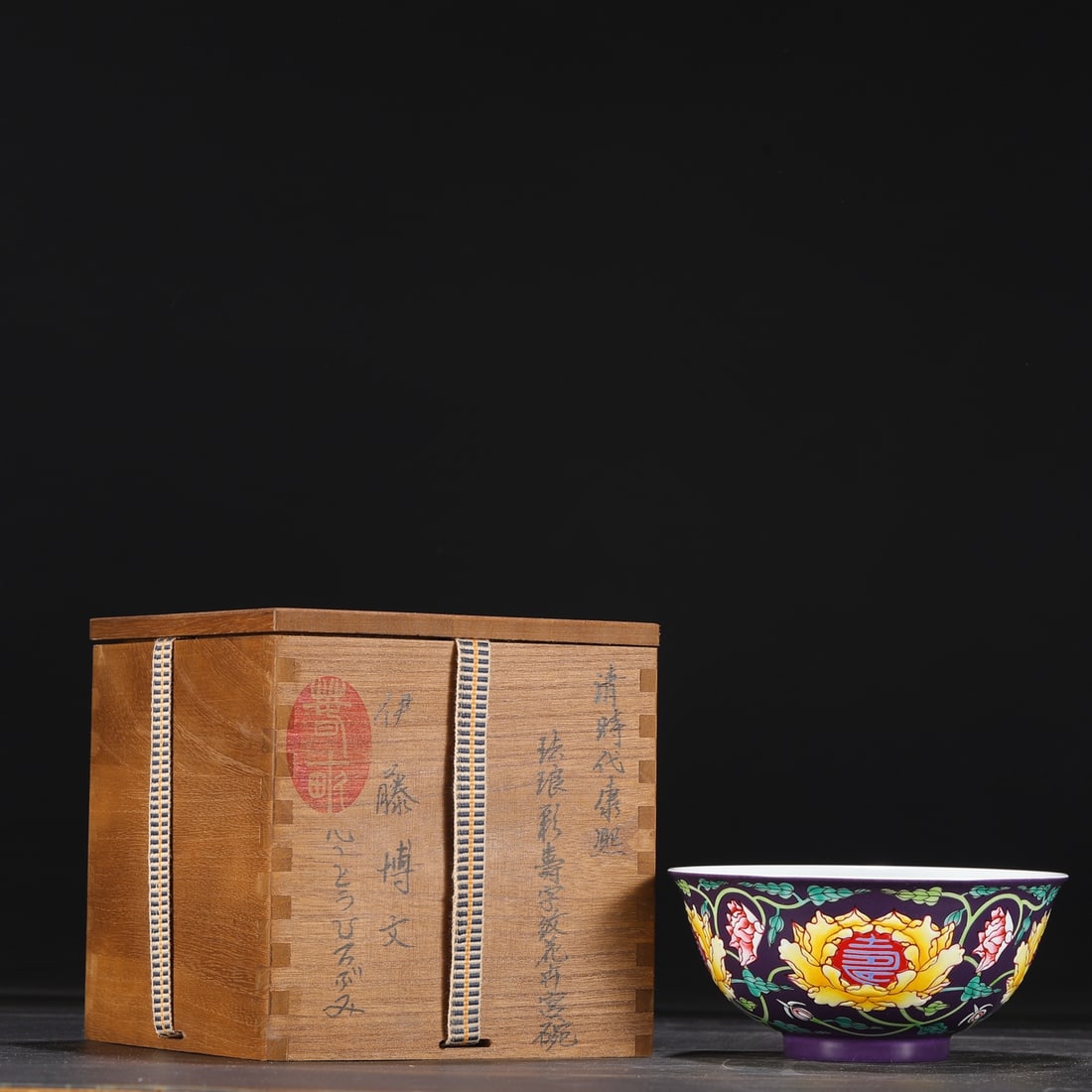 A Exquisite Enamel Flower Pattern Bowl: A Exquisite Enamel Flower Pattern Bowl.Qing Dynasty, China.Kangxi Four-character Mark.Size:2.8inx5.9in 
