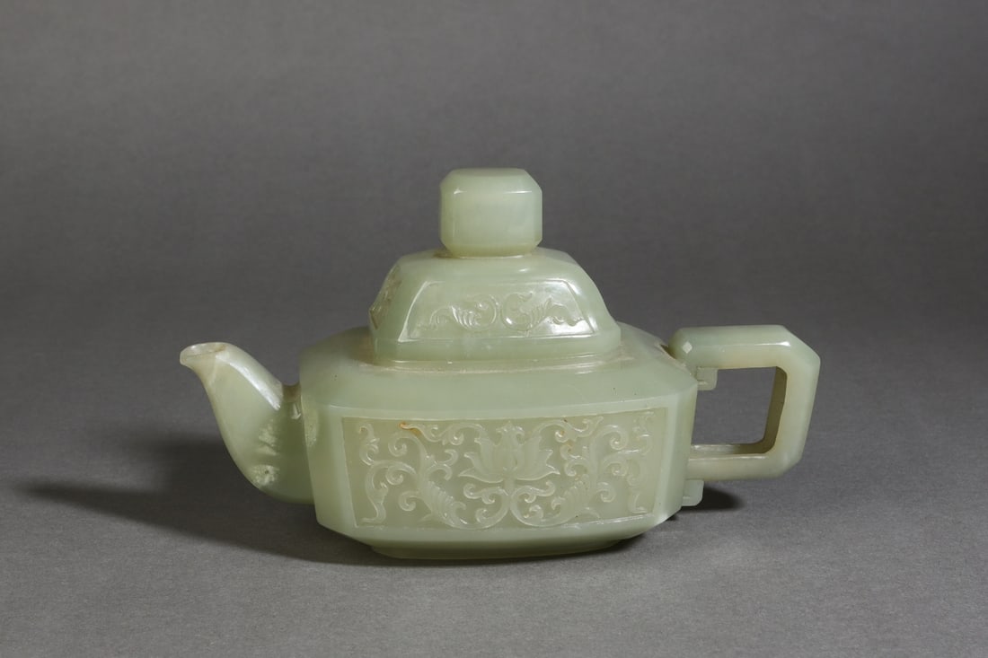A Exquisite Hotan Jade Lotus Pattern Ewer Ornament: A Exquisite Hotan Jade Lotus Pattern Ewer Ornament,Qing Dynasty, China,Size:7.1inx3.5inx3.7in,Weight:335g 