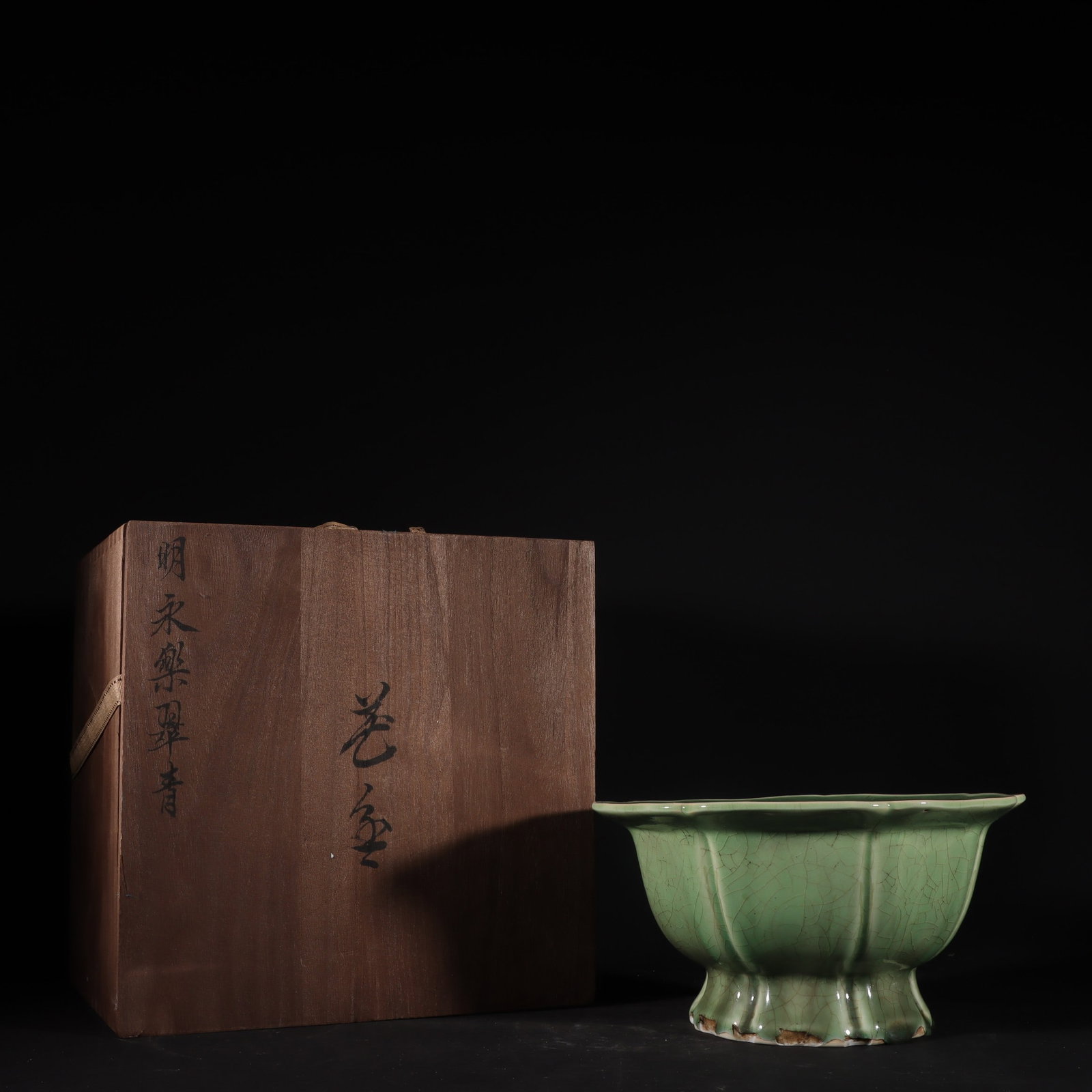 A Exquisite Celadon Glzed Flowerpot: A Exquisite Celadon Glzed Flowerpot,Ming Dynasty,China,Size:5inx9.4in 青釉花盆,中国明代
