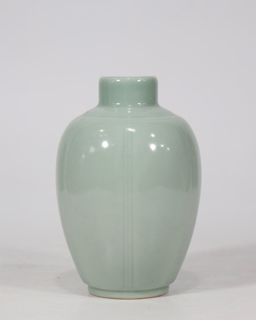 A Exquisite Celadon Glzed Vase - 2