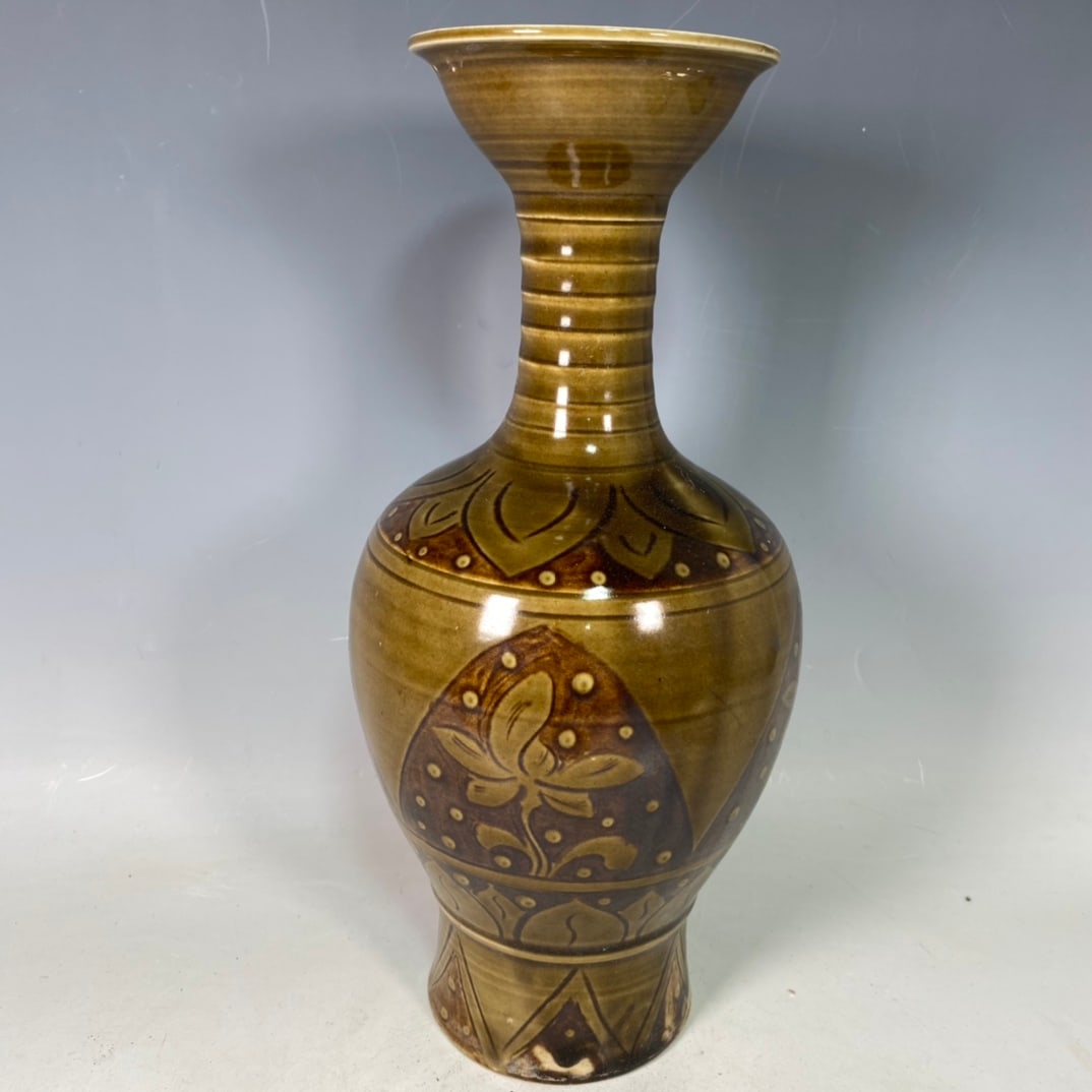 A Exquisite Ding yao Porcelain Vase: A Exquisite Ding yao Porcelain Vase,Song Dynasty, China,With Mark,Size:11.6inx4.9in 定窑瓷瓶,中国宋代,带款