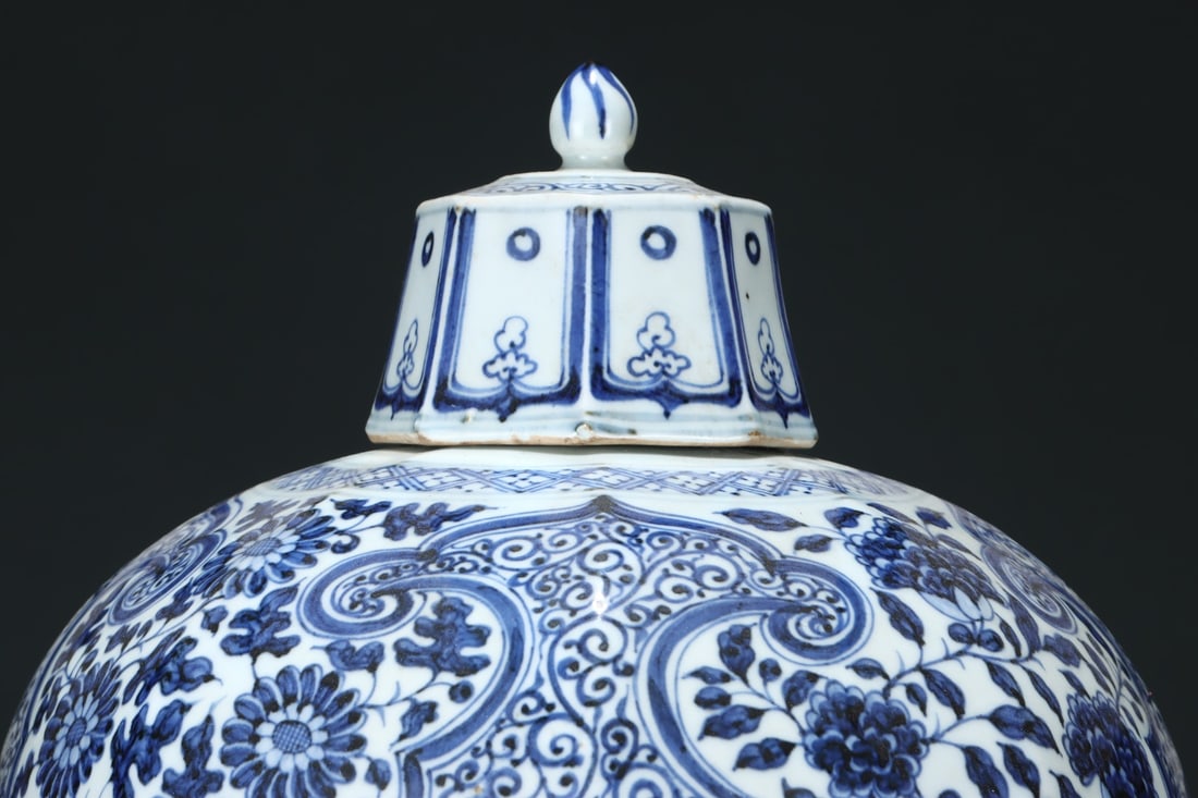 A Exquisite Blue and White Figures Pattern Vase - 6